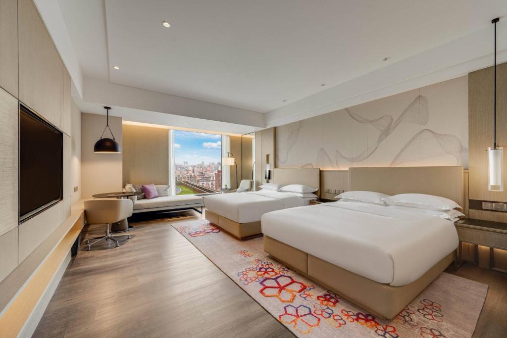 Postel nebo postele na pokoji v ubytování Kaohsiung Marriott Hotel