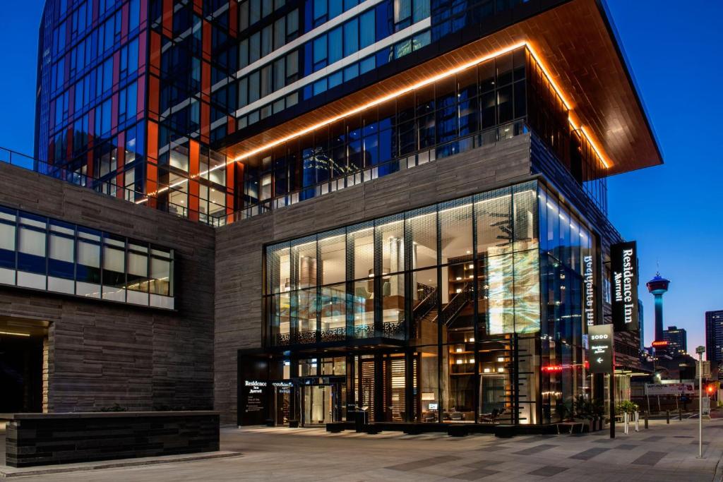 un gran edificio con luces en el lateral en Residence Inn by Marriott Calgary Downtown/Beltline District en Calgary