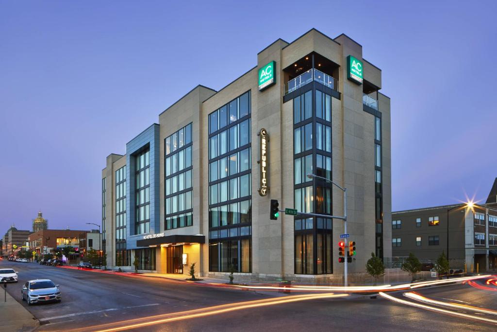 een groot gebouw aan een stadsstraat met een verkeerslicht bij AC Hotel by Marriott Des Moines East Village in Des Moines