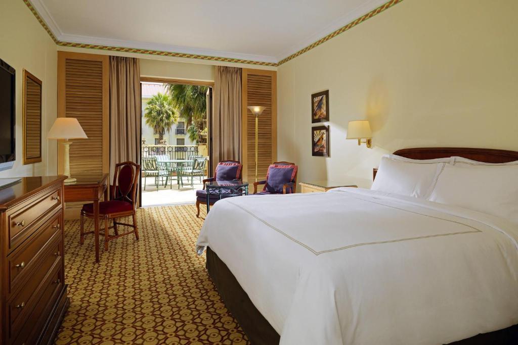 Sheraton Addis, a Luxury Collection Hotel, Addis Ababa客房内的一张或多张床位