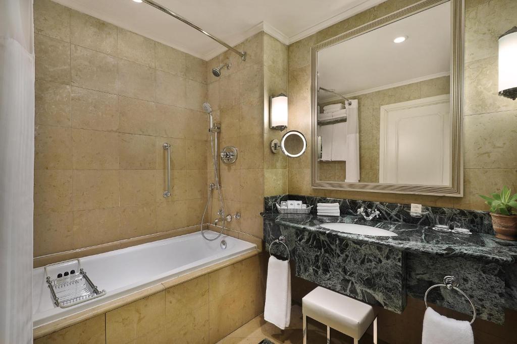 Sheraton Addis, a Luxury Collection Hotel, Addis Ababa的一间浴室