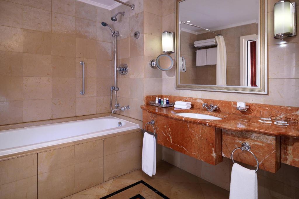 Sheraton Addis, a Luxury Collection Hotel, Addis Ababa的一间浴室