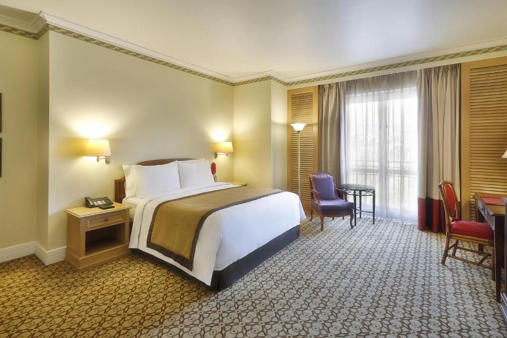 Sheraton Addis, a Luxury Collection Hotel, Addis Ababa客房内的一张或多张床位