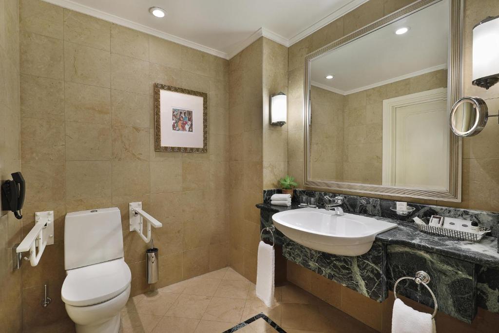 Sheraton Addis, a Luxury Collection Hotel, Addis Ababa的一间浴室