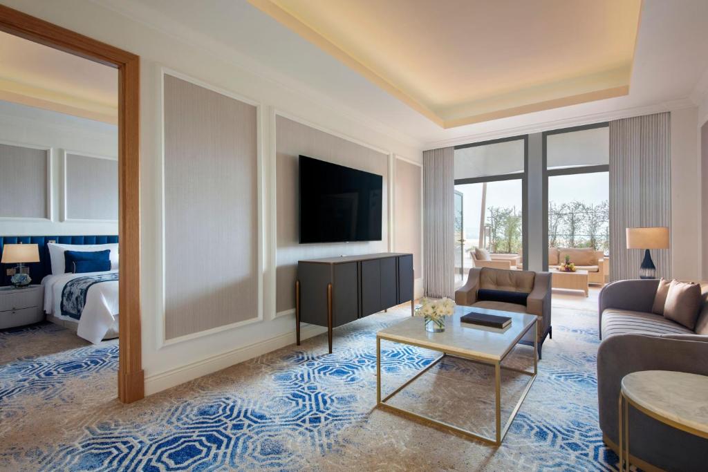 TV a/nebo společenská místnost v ubytování The St. Regis Doha