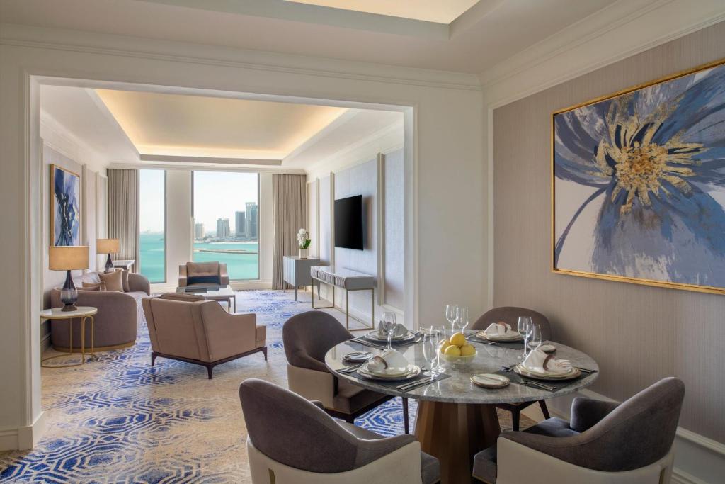 TV a/nebo společenská místnost v ubytování The St. Regis Doha