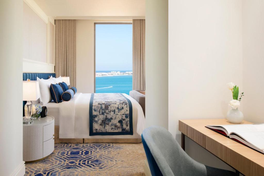Postel nebo postele na pokoji v ubytování The St. Regis Doha