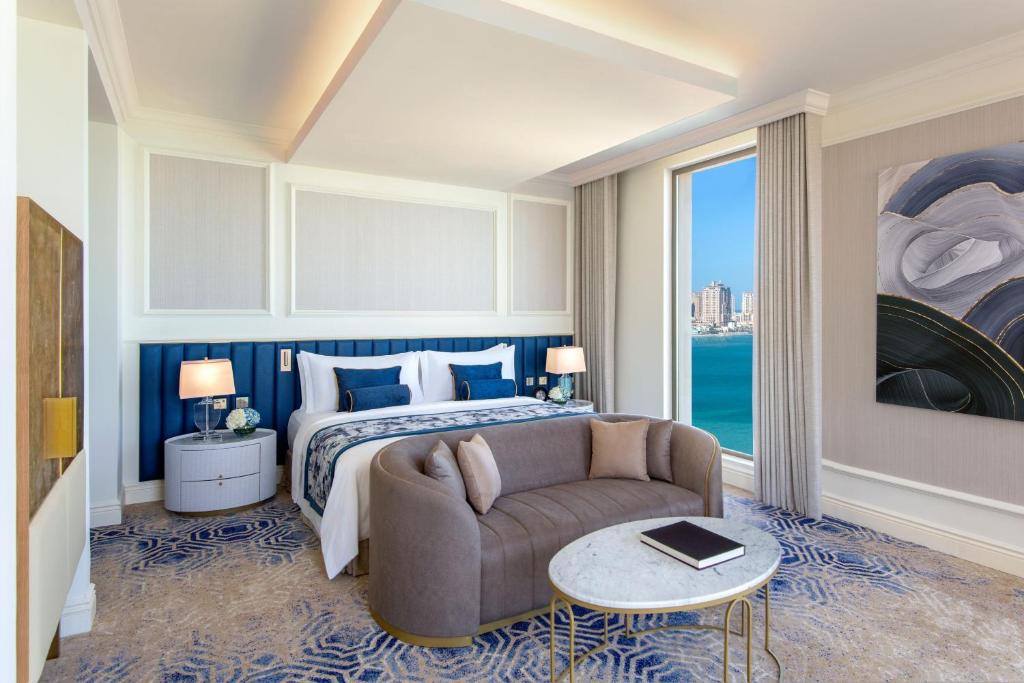 Postel nebo postele na pokoji v ubytování The St. Regis Doha