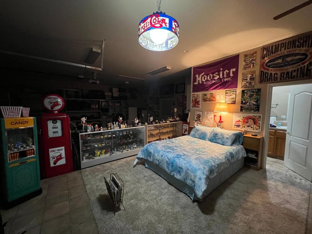 ein Schlafzimmer mit einem Bett und einem Spielzeugladen in der Unterkunft My Oasis in Bakersfield