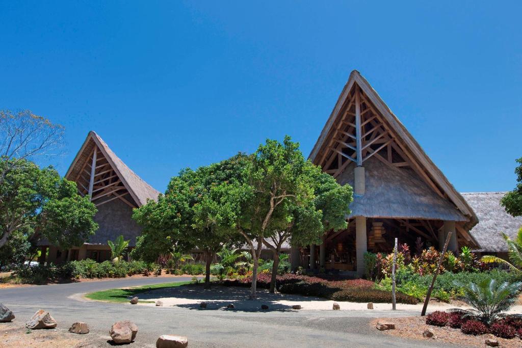 Garður fyrir utan Sheraton New Caledonia Deva Spa & Golf Resort