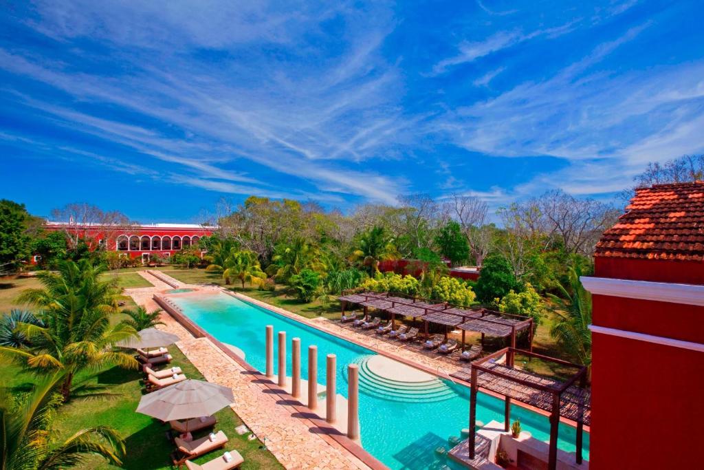 uma vista superior de uma piscina num resort em Hacienda Temozon em Abalá