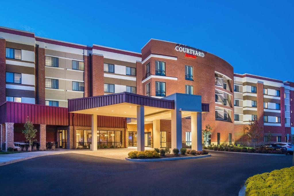 uma representação da frente de um hotel em Courtyard by Marriott Shippensburg em Shippensburg