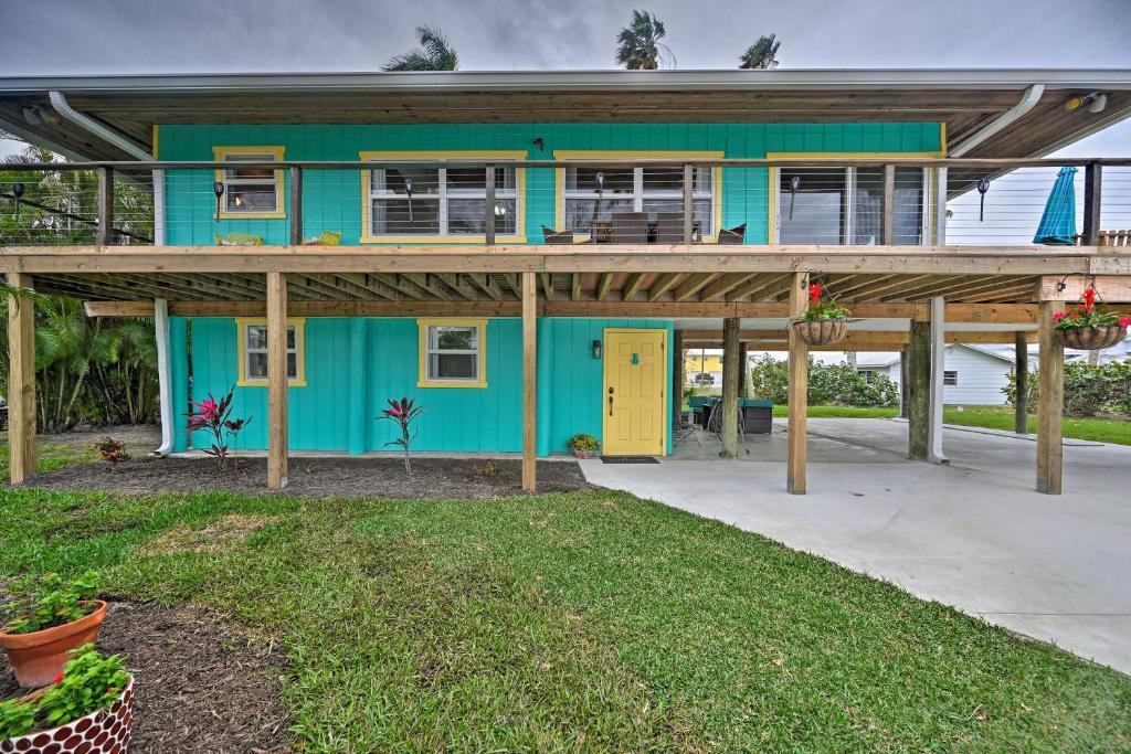una casa azul con puerta amarilla en Everglades Getaway with Deck and Water Views!, en Everglades