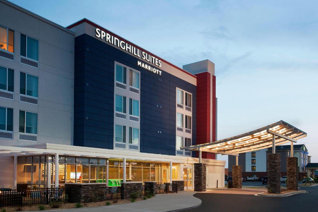 d'un hôtel avec un bâtiment dans l'établissement SpringHill Suites by Marriott Murray, à Murray