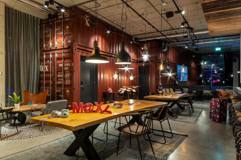 Moxy Amsterdam Houthavens - Resim 11