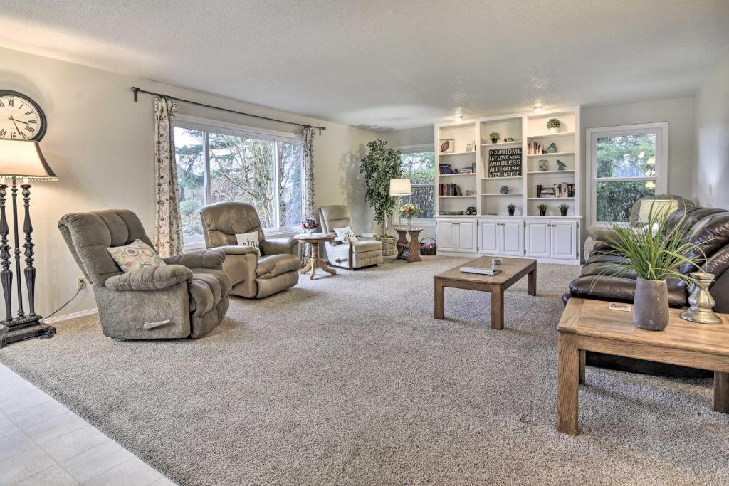 a living room with couches and chairs and a table at Portland Area Home, 32 Mi to Mt Hood! in Damascus