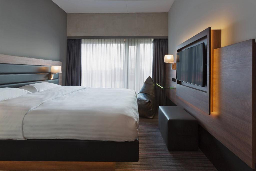 Moxy Amsterdam Houthavens - Resim 14