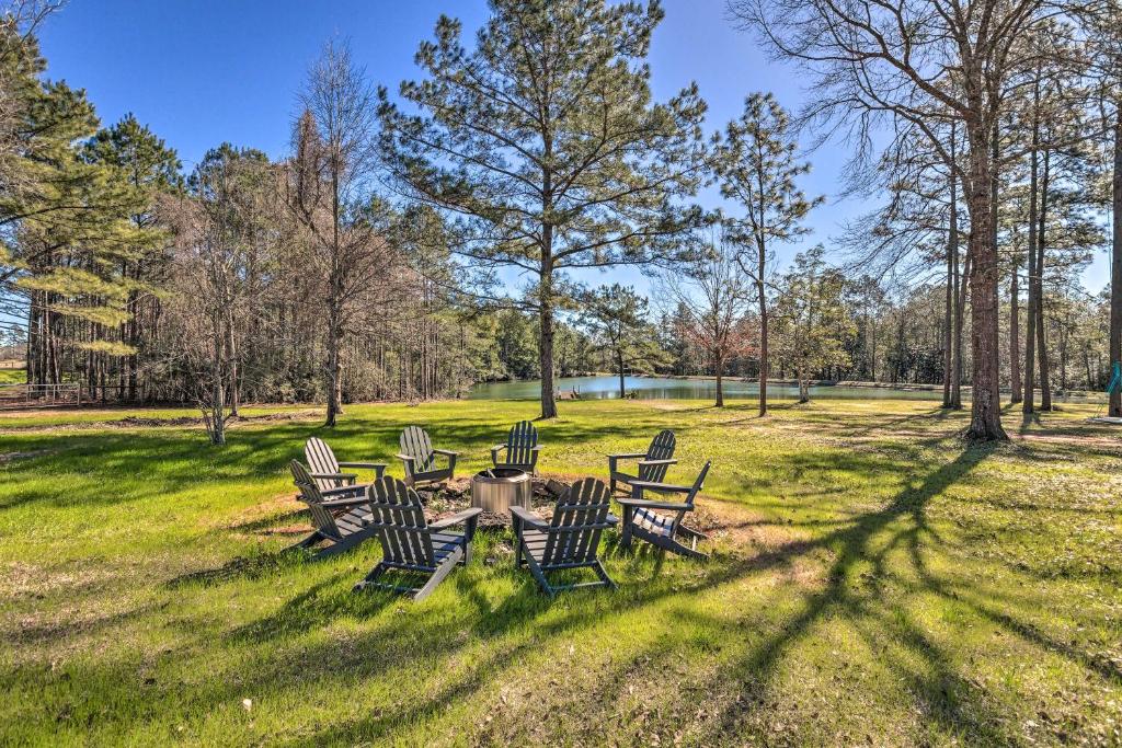 un gruppo di sedie intorno a un tavolo in un campo di Green Acres Home with Fire Pit and Fishing Pond 