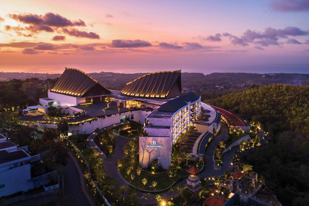 una vista aerea di un resort al tramonto di Renaissance Bali Uluwatu Resort & Spa a Uluwatu