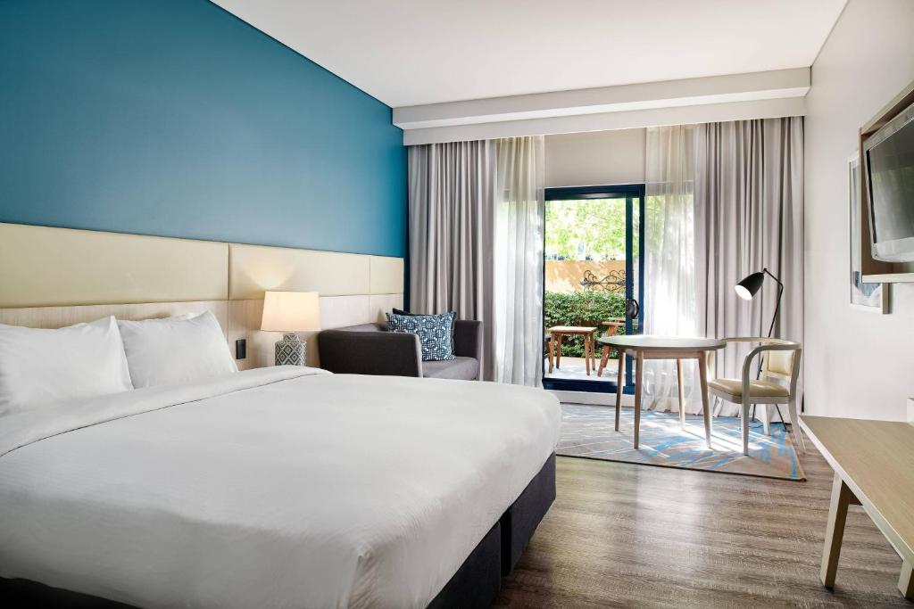 Säng eller sängar i ett rum på Courtyard by Marriott Sydney-North Ryde