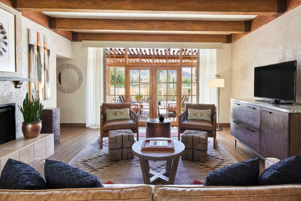 TV a/nebo společenská místnost v ubytování JW Marriott Scottsdale Camelback Inn Resort & Spa