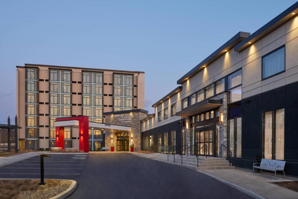 Une rue vide devant certains bâtiments dans l'établissement TownePlace Suites by Marriott Oshawa, à Oshawa