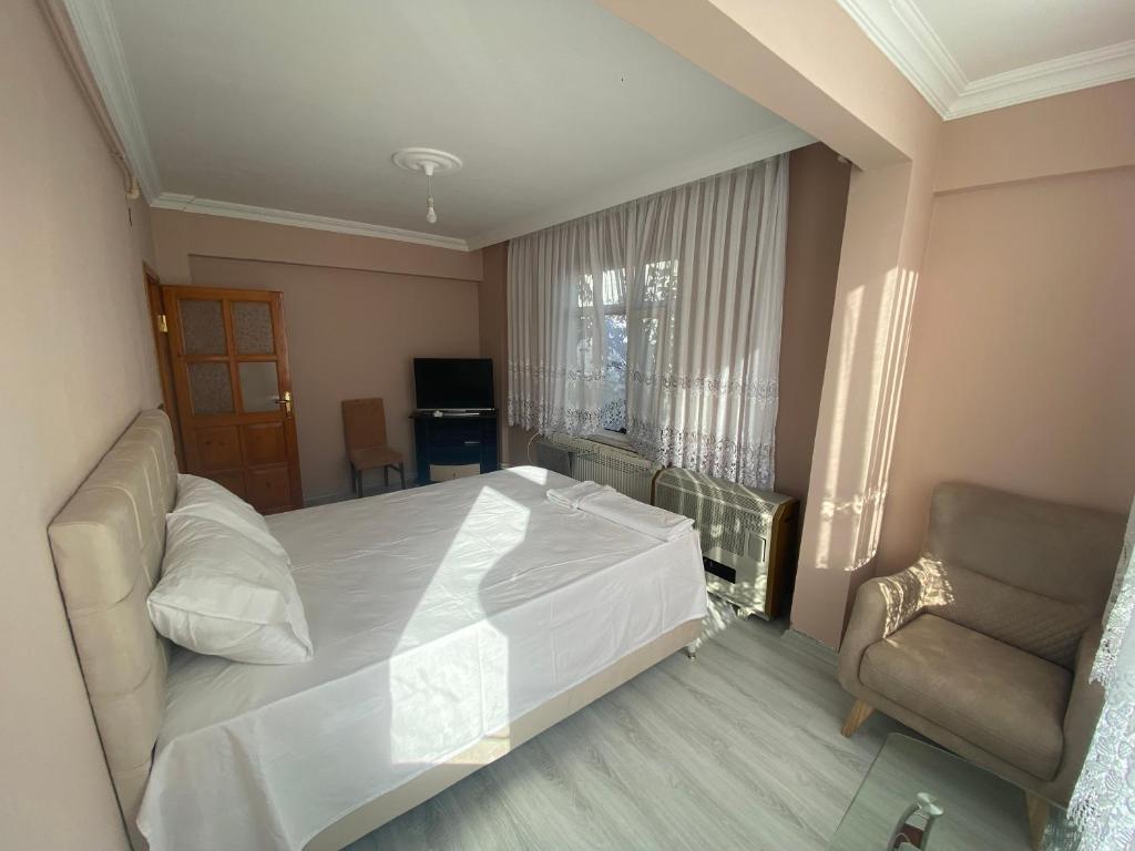 1 dormitorio con 1 cama, 1 sofá y 1 silla en Private Room in Istanbul #91, en Arnavutköy
