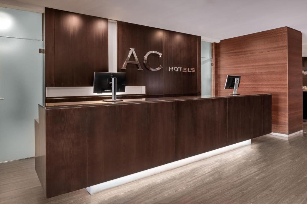 AC Hotel Murcia by Marriott في مورسية: مكتب استقبال في فندق مع علامة aac عليه