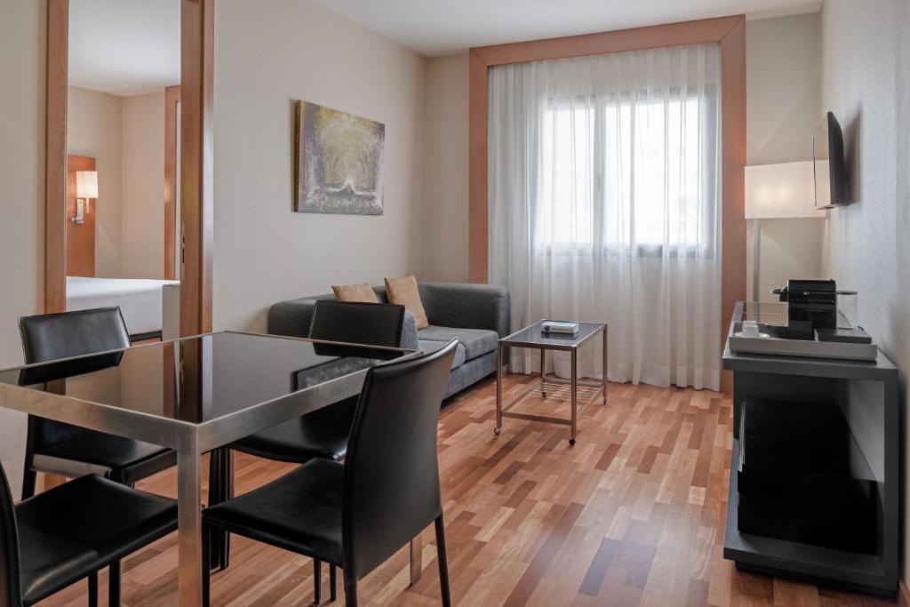 Posezení v ubytování AC Hotel Murcia by Marriott