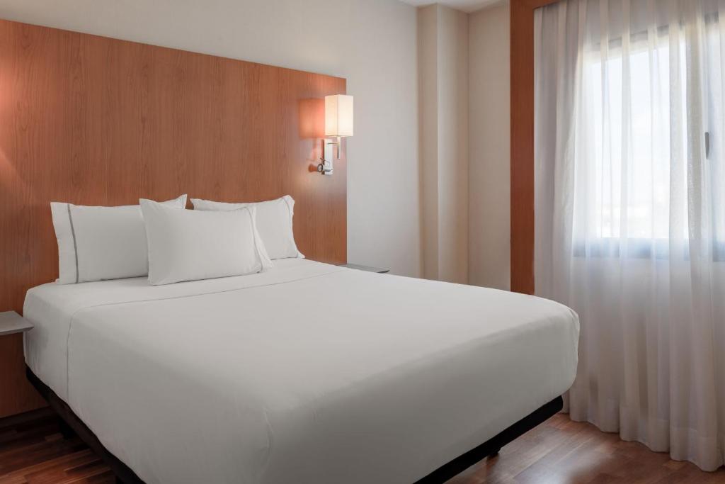Postel nebo postele na pokoji v ubytování AC Hotel Murcia by Marriott