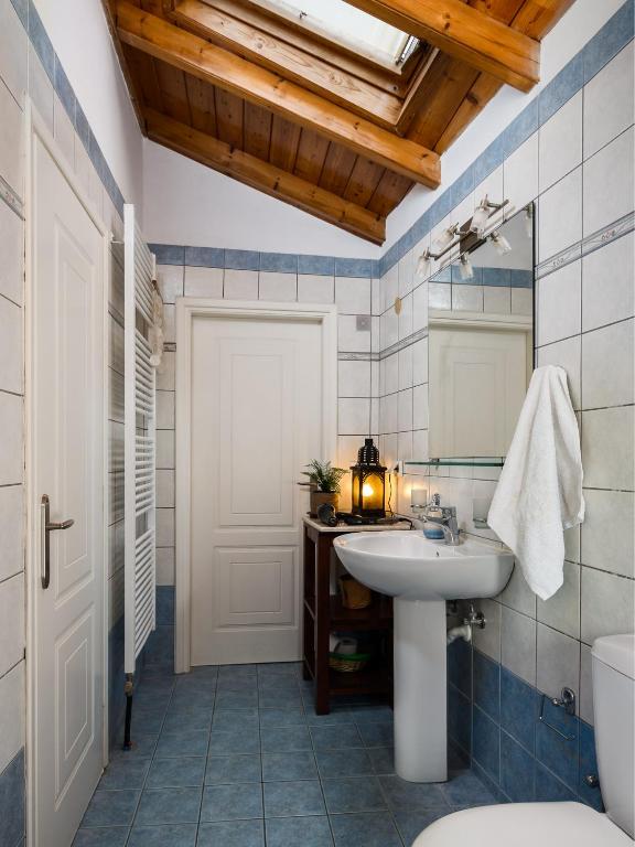 A bathroom at Myronis Villa Corfu Town
