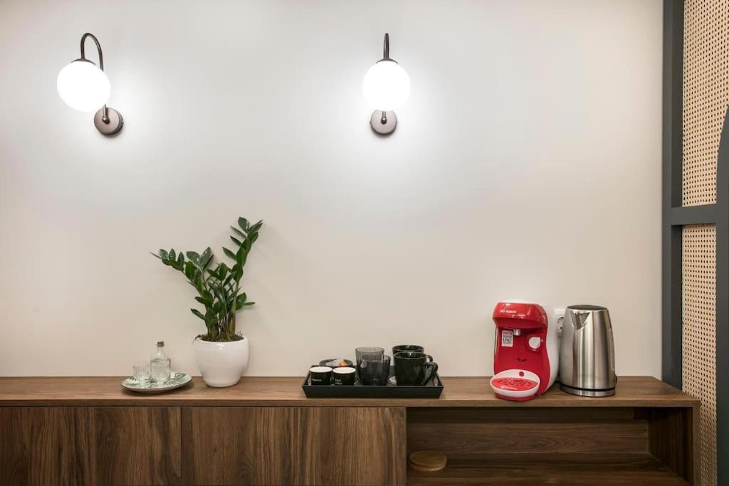 eine Theke mit Kaffeemaschine darüber in der Unterkunft Athens Luxury Rooms I in Athen