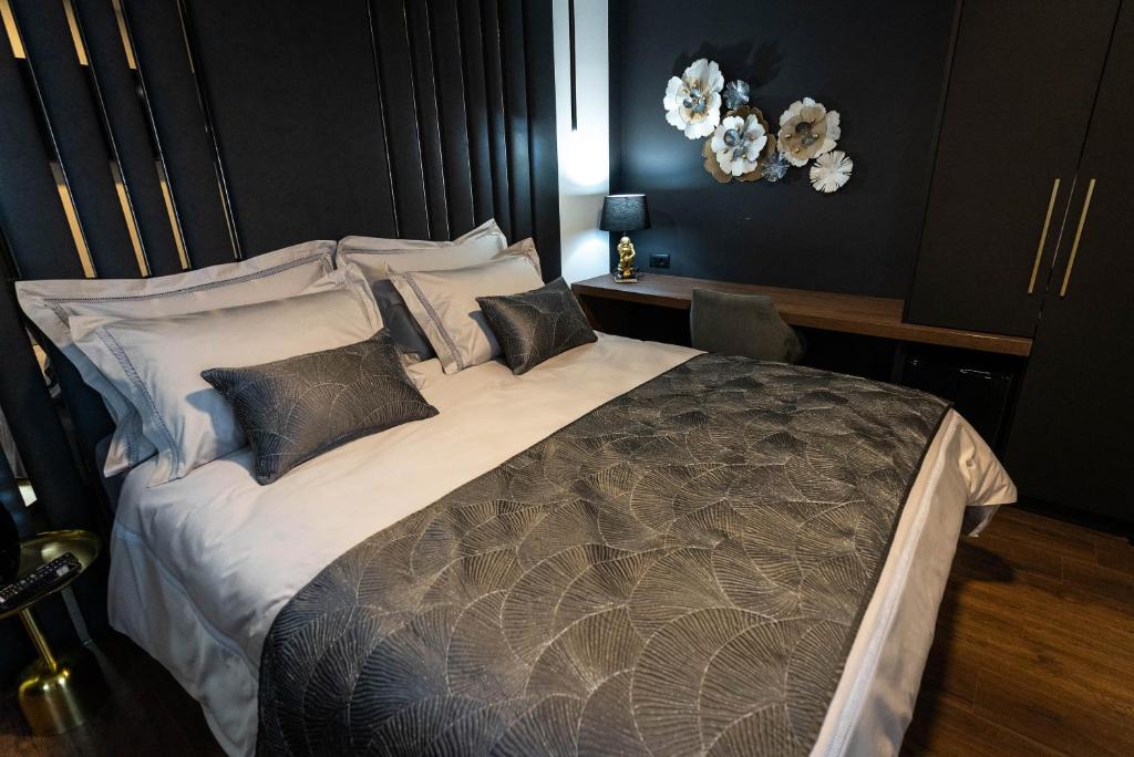 Łóżko lub łóżka w pokoju w obiekcie City Premium Rooms Old town