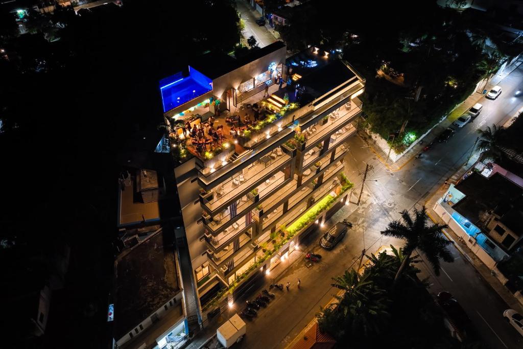 einen Ausblick über ein Gebäude in der Nacht in der Unterkunft Kippal - Modern Oasis - ApartHotel in Cozumel