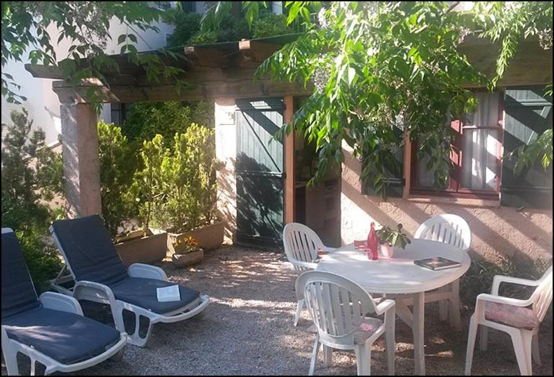 - un groupe de chaises ainsi qu'une table et des chaises blanches dans l'établissement Au jardin de la ferme - roses rouges, à Six-Fours-les-Plages