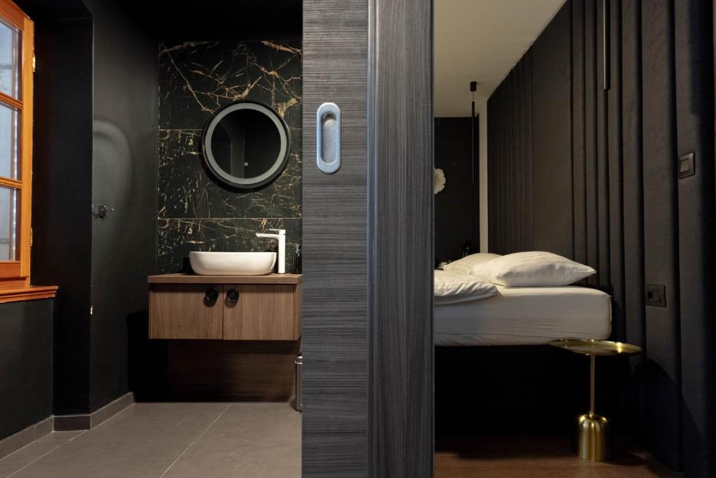 sypialnia z łóżkiem, umywalką i lustrem w obiekcie City Premium Rooms Old town w mieście Zadar