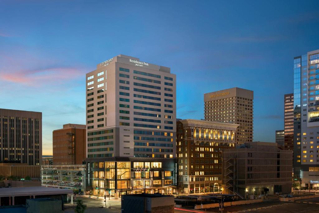 - une vue sur les toits de la ville avec de grands bâtiments dans l'établissement Residence Inn by Marriott Phoenix Downtown, à Phoenix