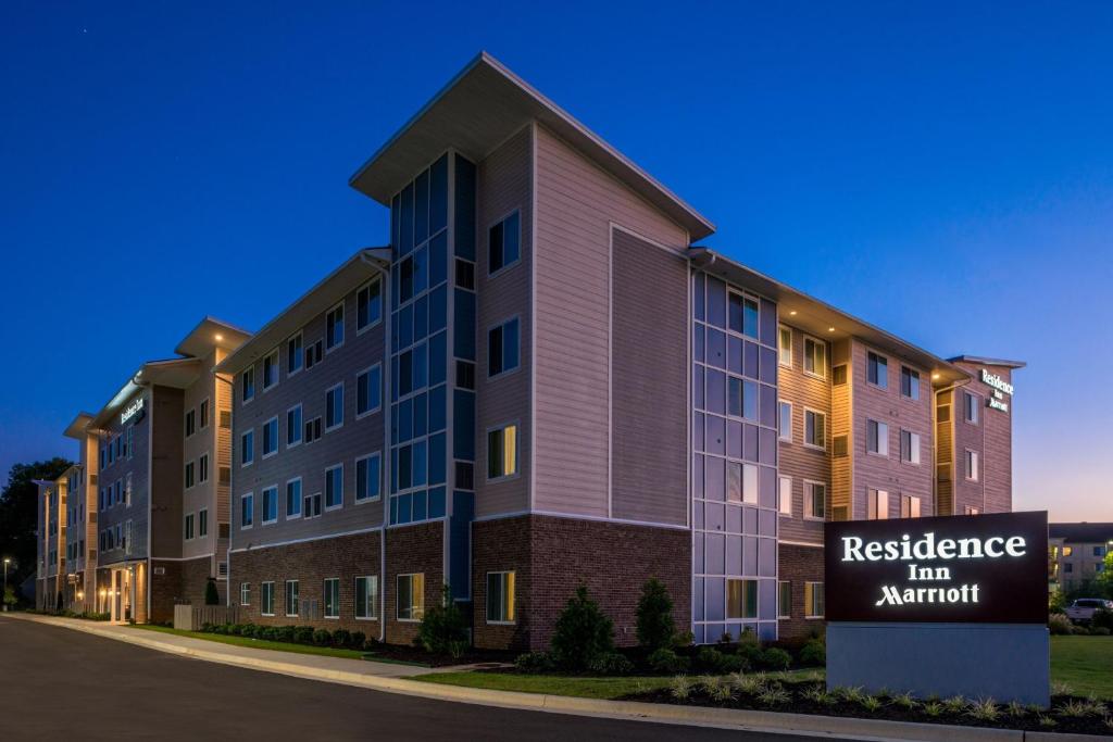 un immeuble d'appartements avec un panneau en face de celui-ci dans l'établissement Residence Inn by Marriott Decatur, à Decatur