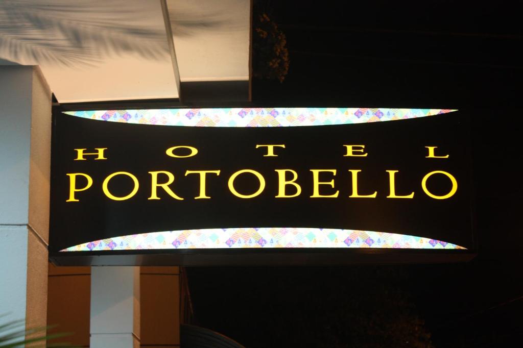 un panneau indiquant un hôtel plectrolula sur un bâtiment dans l'établissement Hotel Portobello, à Aparecida