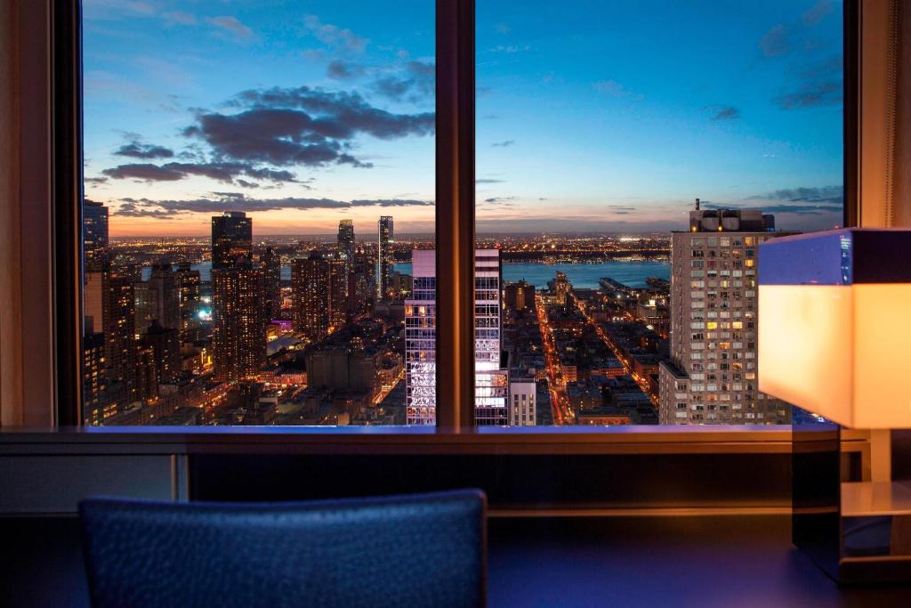 W New York - Times Square - Cool Corner Room, 1 King, Hudson River View