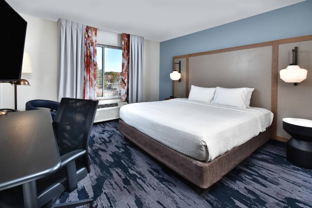 a hotel room with a bed and a desk and a chair at Fairfield Inn & Suites by Marriott Richmond Innsbrook in Richmond