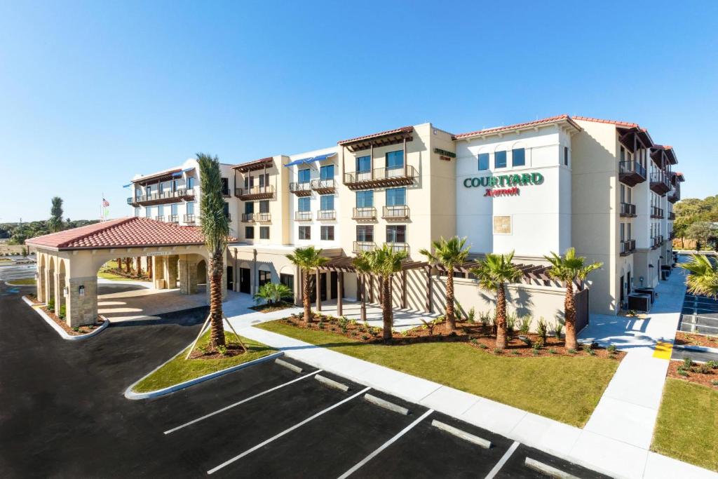 a view of the front of the hotel with a parking lot at Courtyard by Marriott St. Augustine Beach in Saint Augustine Beach