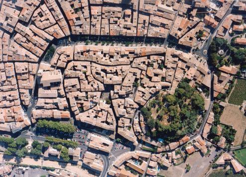 an overhead view of a city with buildings and roads at Mes à Moi in Pezenas - Studio &amp; patio privatif - O Pitchoun in Pézenas