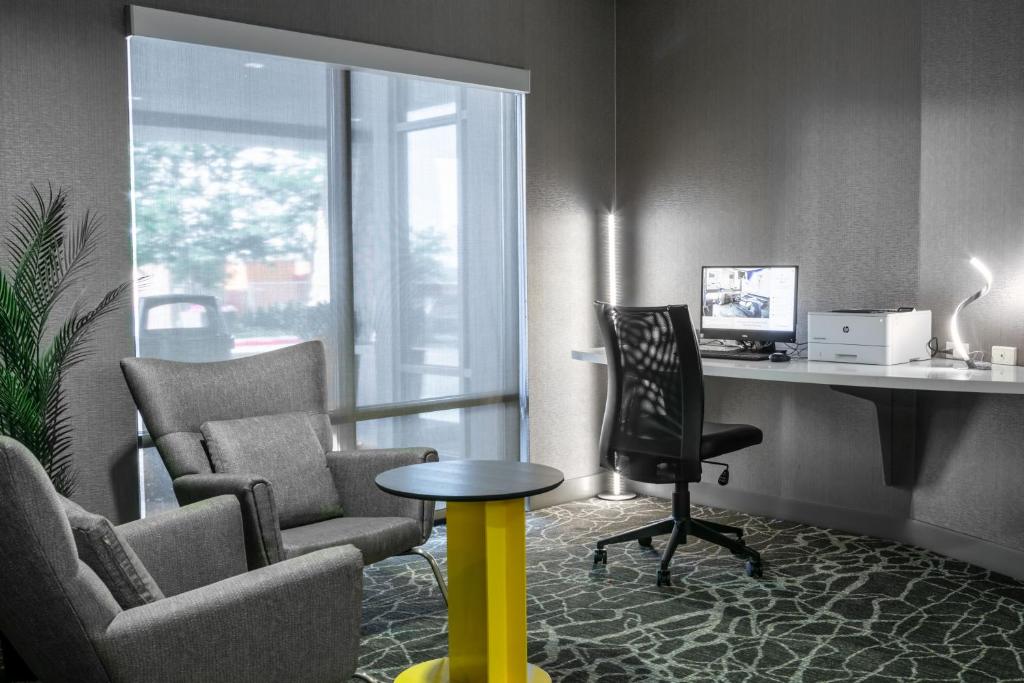 TV a/nebo společenská místnost v ubytování SpringHill Suites by Marriott Cheyenne
