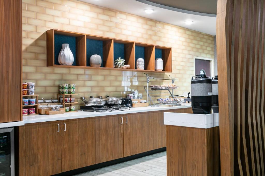Kuchyň nebo kuchyňský kout v ubytování SpringHill Suites by Marriott Cheyenne