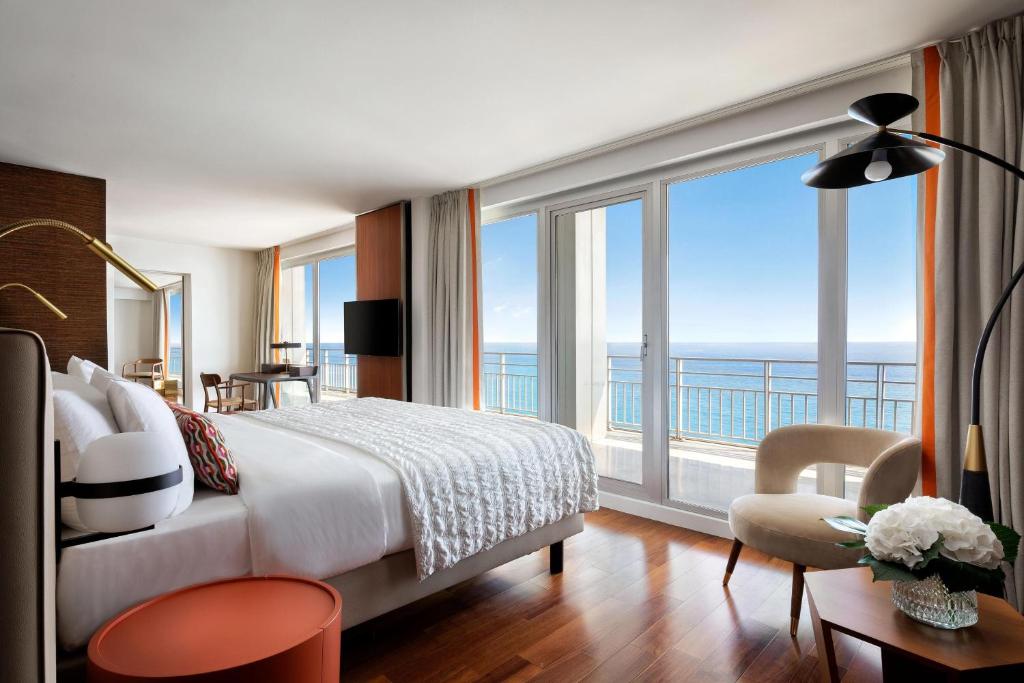 Postel nebo postele na pokoji v ubytování Le Meridien Nice
