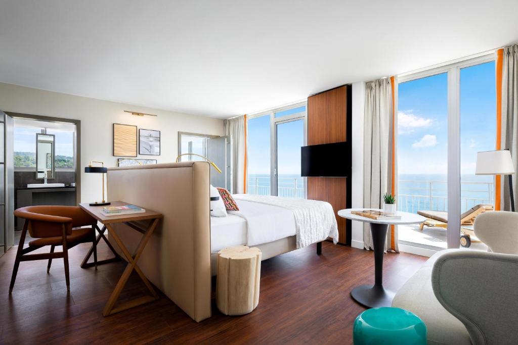 Postel nebo postele na pokoji v ubytování Le Meridien Nice
