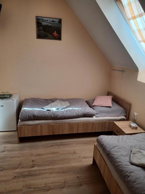 Łóżko lub łóżka w pokoju w obiekcie Fülöpsziget vendégház