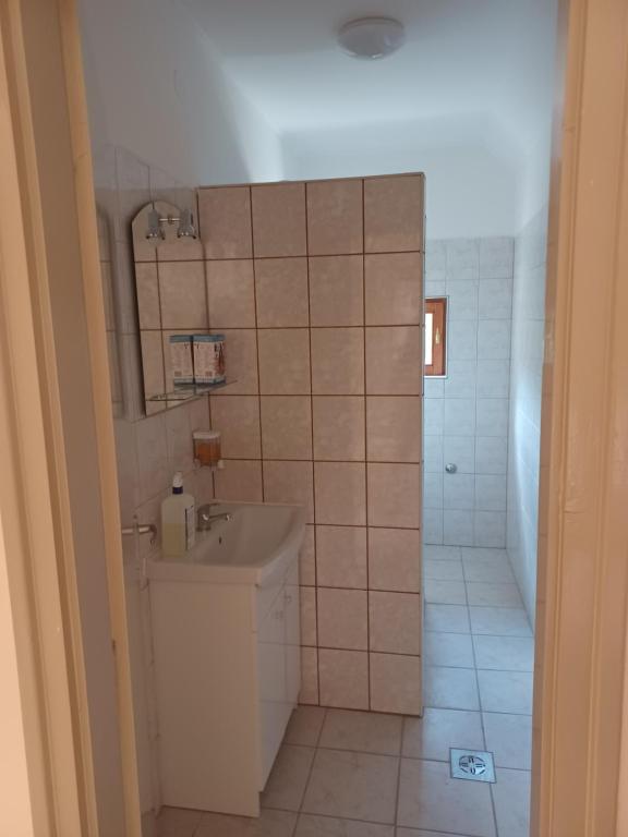 łazienka z toaletą, umywalką i prysznicem w obiekcie Fülöpsziget vendégház w Bogácsu