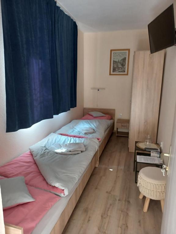 Łóżko lub łóżka w pokoju w obiekcie Fülöpsziget vendégház